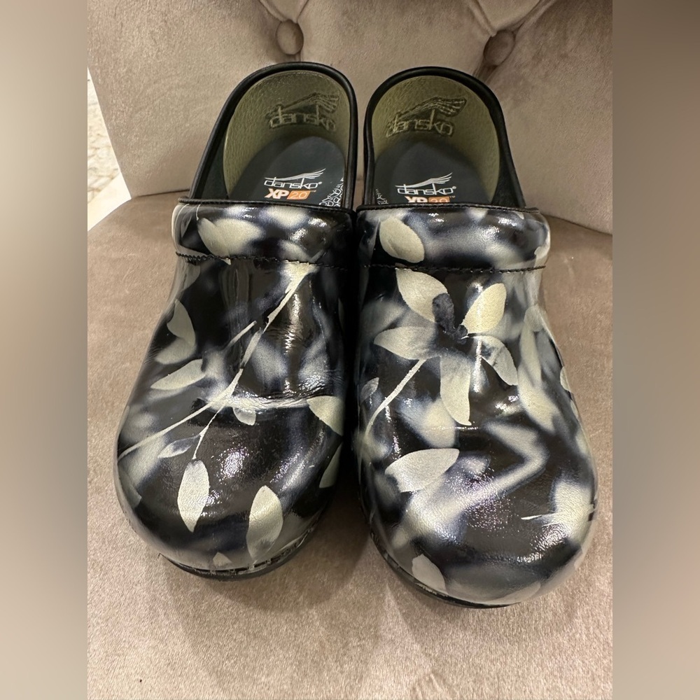 Dansko Patent Leather Professional Clogs Shadow Floral Black Silver Size 36 / 6